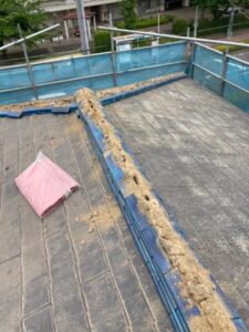 さいたま市岩槻区カバー工法による屋根修理と雨樋修理　棟瓦撤去